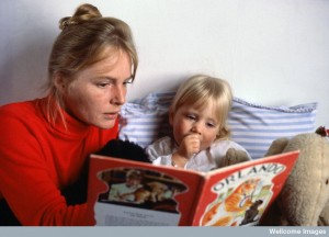 AS0000081F01 Child, reading book with mother