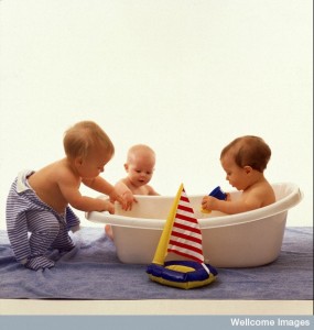 AS0000030FA01 Babies bathing, bathtime